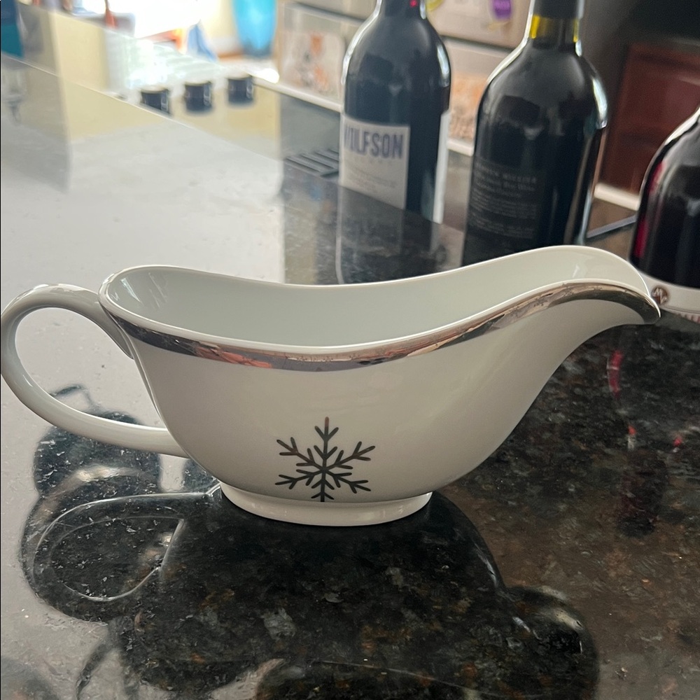 "TARGET" Elegant White Gravy Boat with Silver Trim GUC ❤️